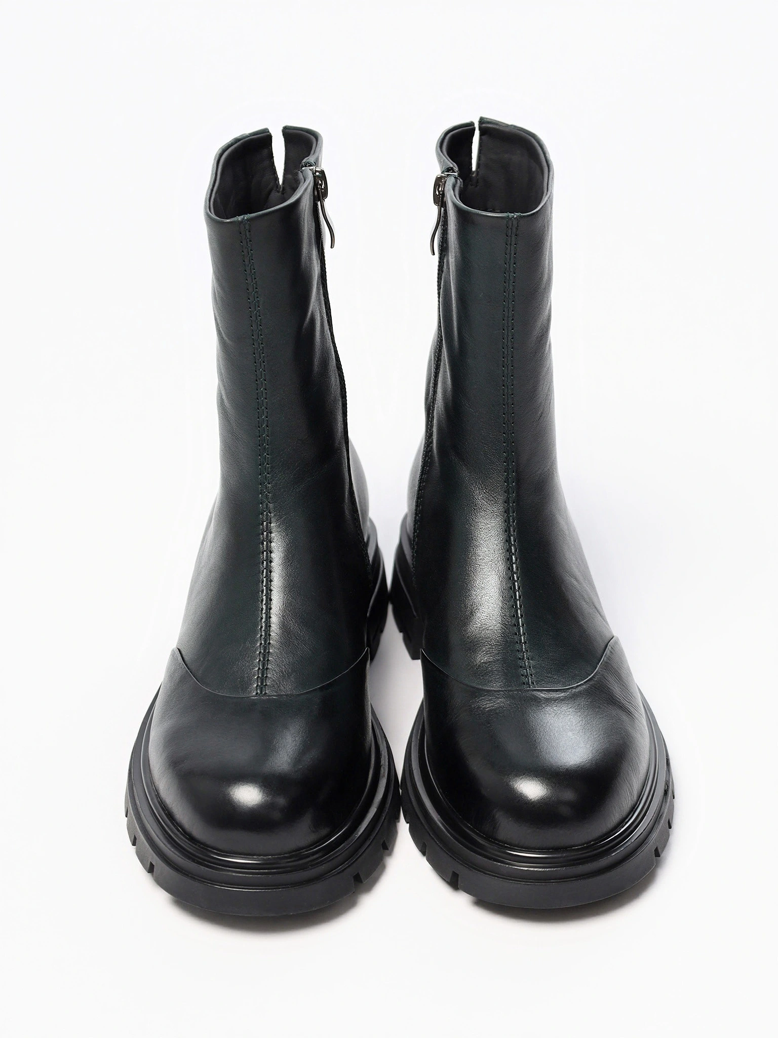 Ботинки темно-зеленого цвета на рельефной подошве